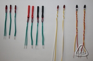 zleva NO palníky 121 B, neupravené a upravené pro zážeh ROS (stopina ve smršťovací bužírce)       vpravo  SO palníky z Meta-pyro, neupravené a upravené nánosem kašičky z černého prachu 